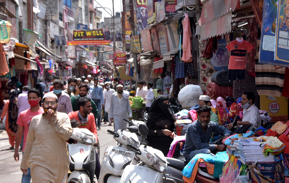 बाजार में कोरोना कर्फ्यू से पहले शहीदगंज में खरीदारी करते लोग