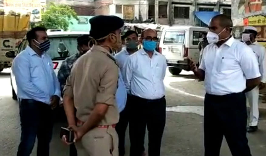 नगरपालिका में निरीक्षण दौरान अधिकारियों से सैनिटाइजेशन अभियान व सफाई व्यवस्था की जानकारी लेते ? नगरपालिका में निरीक्षण दौरान अधिकारियों से सैनिटाइजेशन अभियान व सफाई व्यवस्था की जानकारी लेते ?