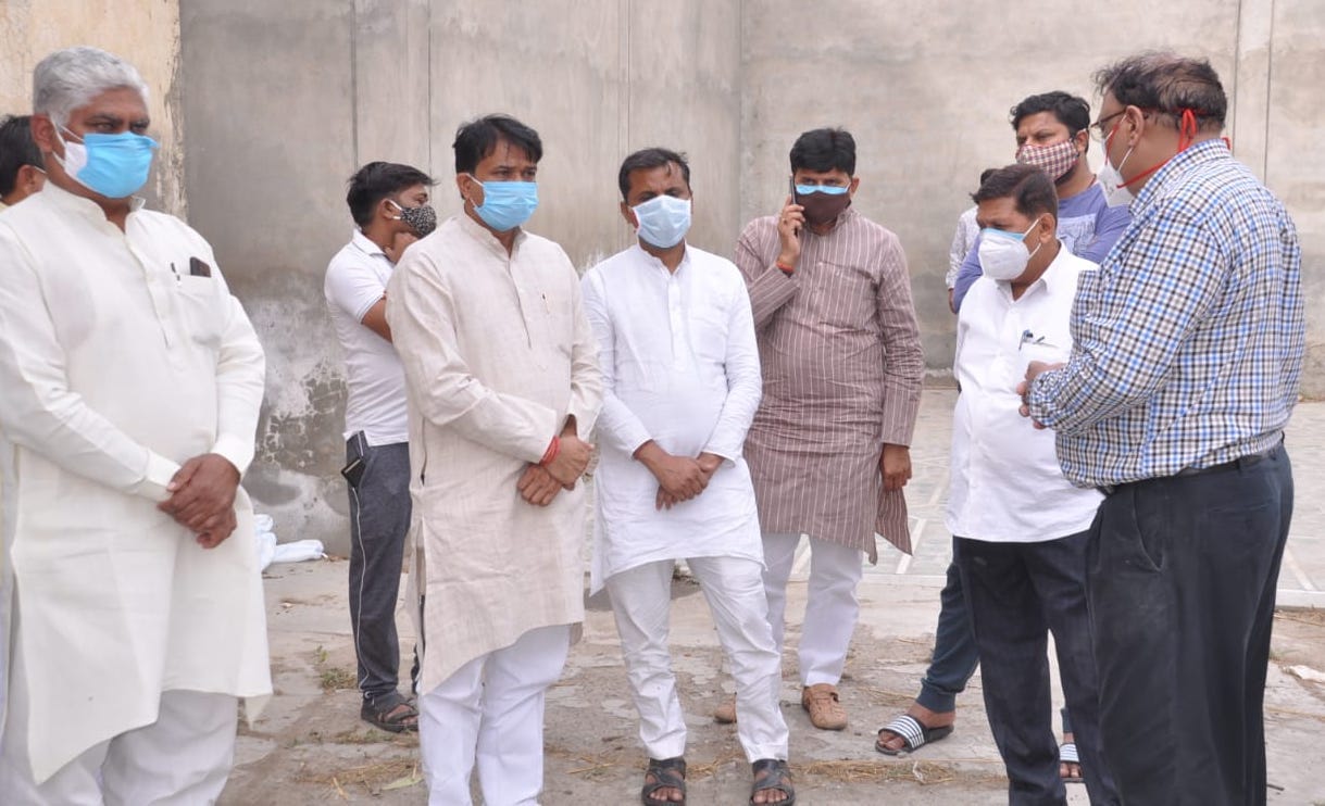 शामली अंतिम संस्कार के दोरान मौजूद विधायक तेजेन्द्र र्निवाल व भाजपा कार्यकर्ता