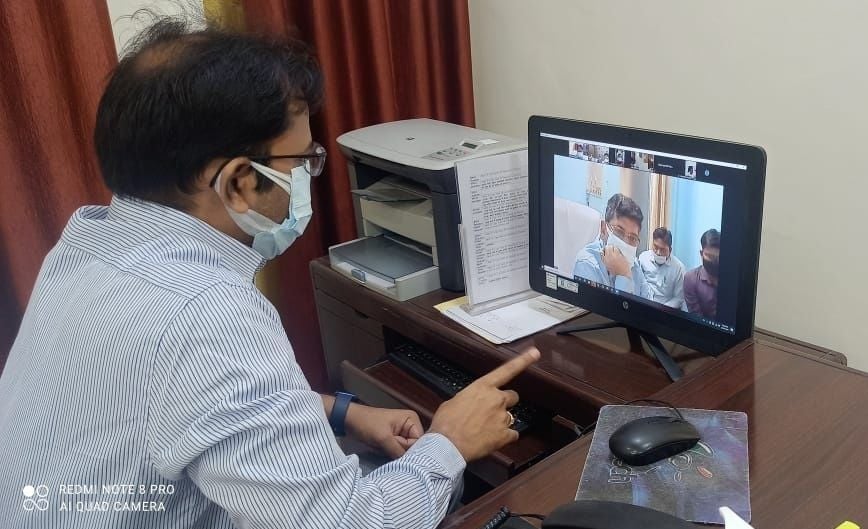 कोरोना कर्फ्यू को लेकर जूम एप के माध्यम से बैठक कर निर्देश देते डीएम कोरोना कर्फ्यू को लेकर जूम एप के माध्यम से बैठक कर निर्देश देते डीएम