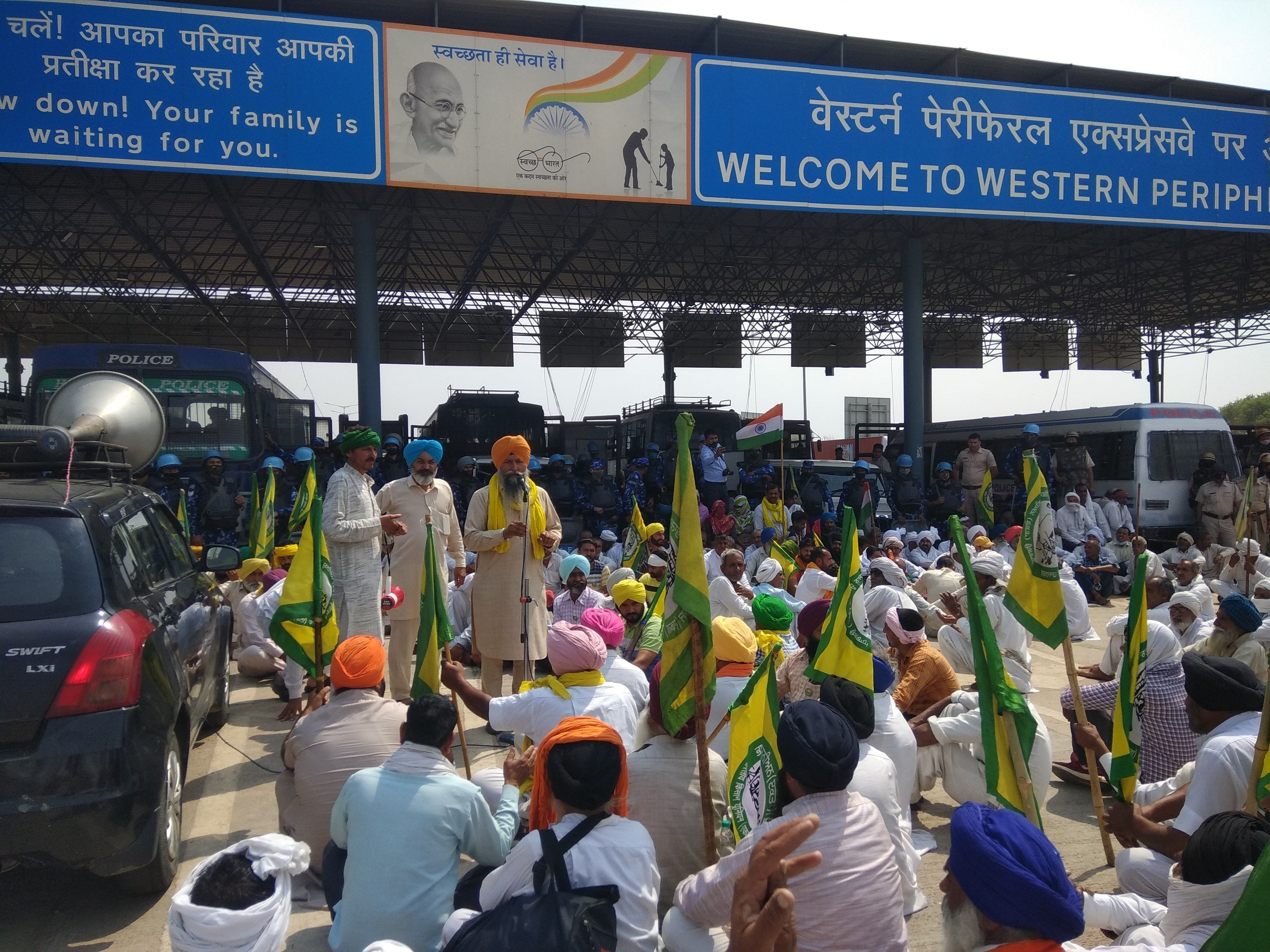  टोल प्लाजा पर सभा करते आंदोलनकारी।