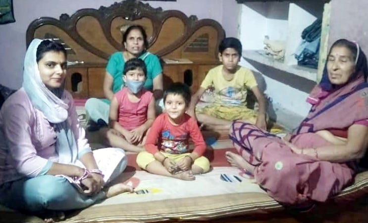शामली शिव विहार कॉलोनी में कमला देवी का परिवार शामली शिव विहार कॉलोनी में कमला देवी का परिवार