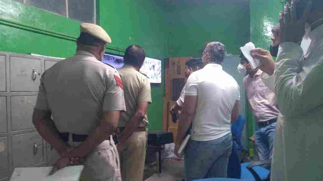 सीसीटीवी कैमरे की फुटेज देखते पुलिसकर्मी। संवाद