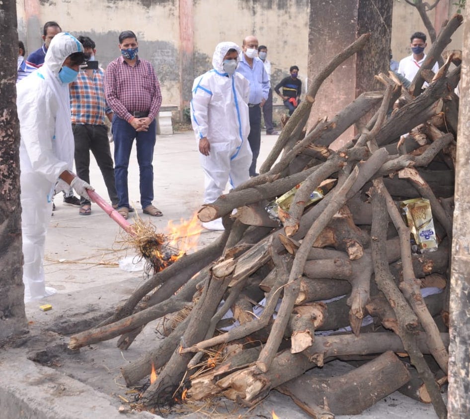 शामली शव को मुखाग्नी देते परिजन