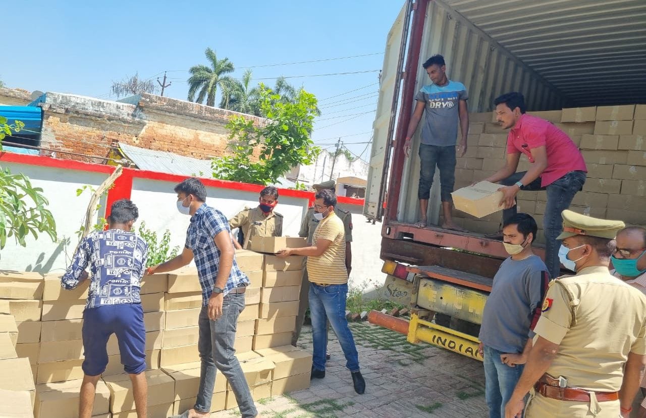तस्करी के लिए लाई गई शराब को माखी थाना में उतरवाते पुलिस कर्मी। तस्करी के लिए लाई गई शराब को माखी थाना में उतरवाते पुलिस कर्मी।