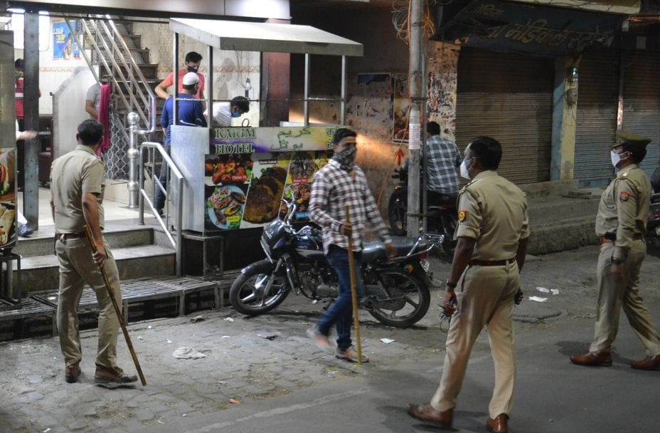 लाइव: रात्रि 8.40 बजे रात्रि में सरवट चौराहे पर खुले होटल का बंद कराती पुलिस। लाइव: रात्रि 8.40 बजे रात्रि में सरवट चौराहे पर खुले होटल का बंद कराती पुलिस।