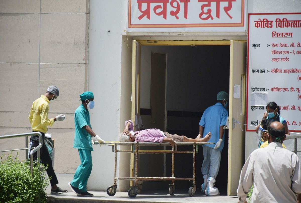 prayagraj news : एसआरएन में प्लाज्मा थेरेपी से कोरोना मरीज का उपचार करते डॉक्टर।