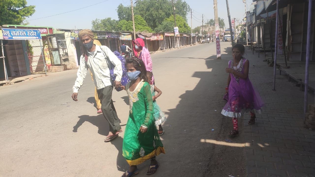 फोटो-24एयूआरपी-3- पैदल जाते मजदूर