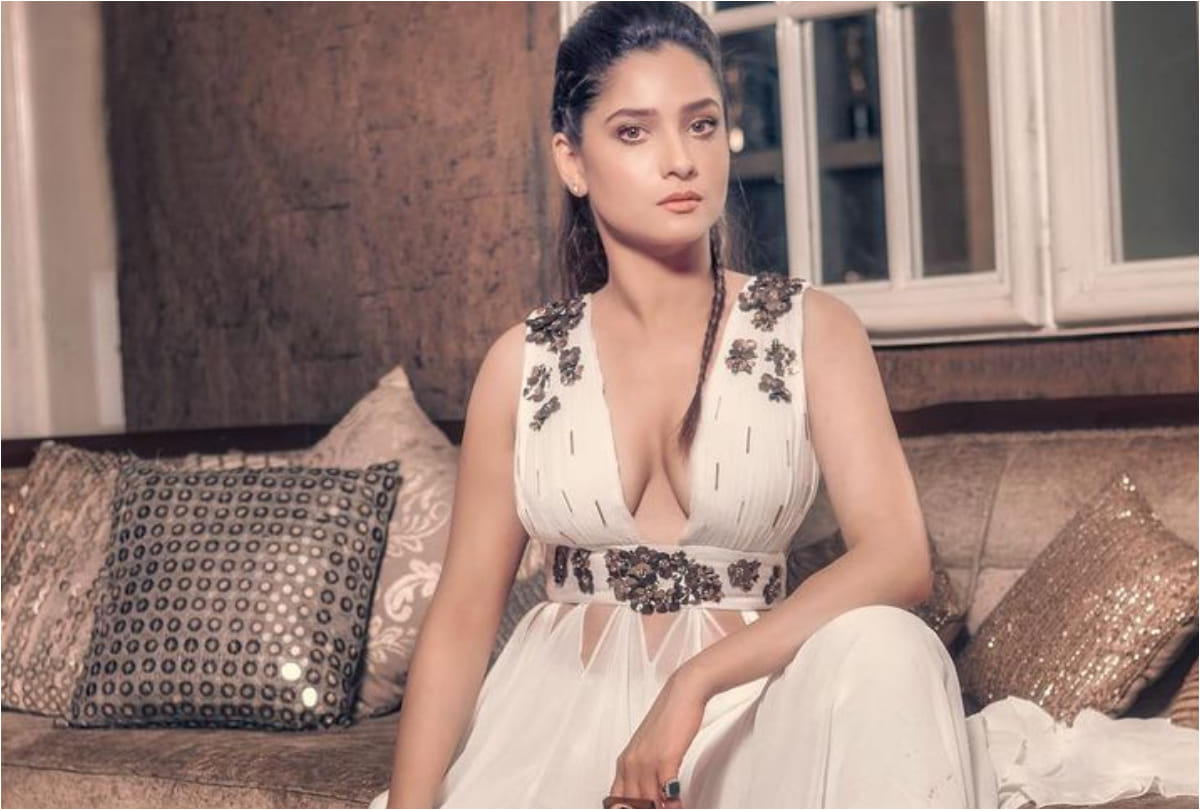 Ankita Lokhande Flaunts Bold Neckline In Long Flowy White Dress In Recent  Photoshoot - अंकिता लोखंडे के लेटेस्ट फोटोशूट को देख फैंस हुए हैरान, बोल्ड  कपड़ों में दिया पोज - Amar Ujala