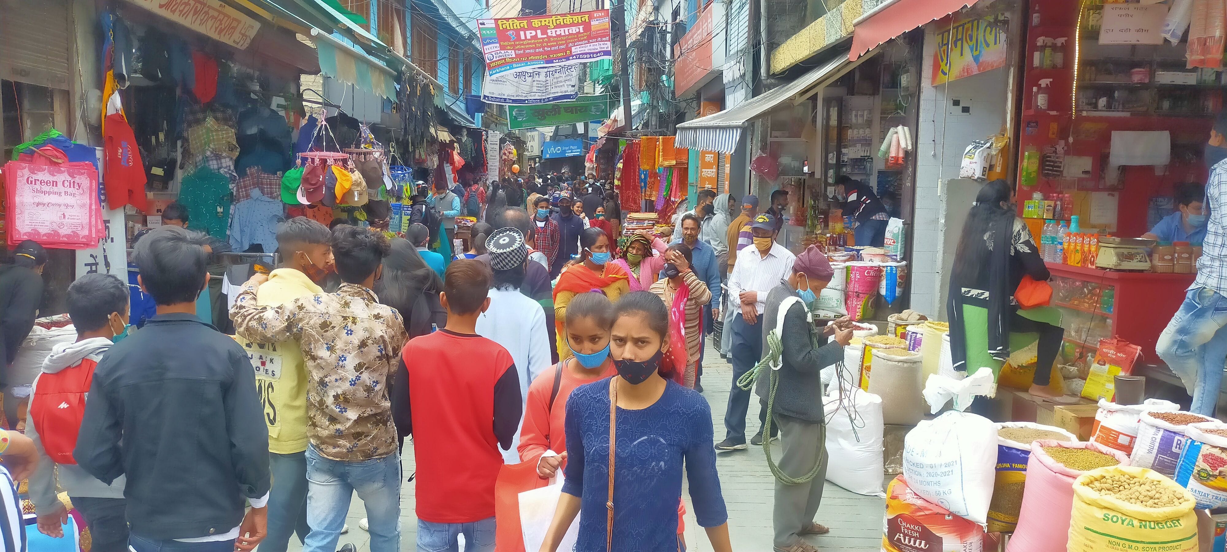 अल्मोड़ा में शनिवार को दो बजे से पूर्व बाजार में उमड़ी लोगों की भीड़। अल्मोड़ा में शनिवार को दो बजे से पूर्व बाजार में उमड़ी लोगों की भीड़।