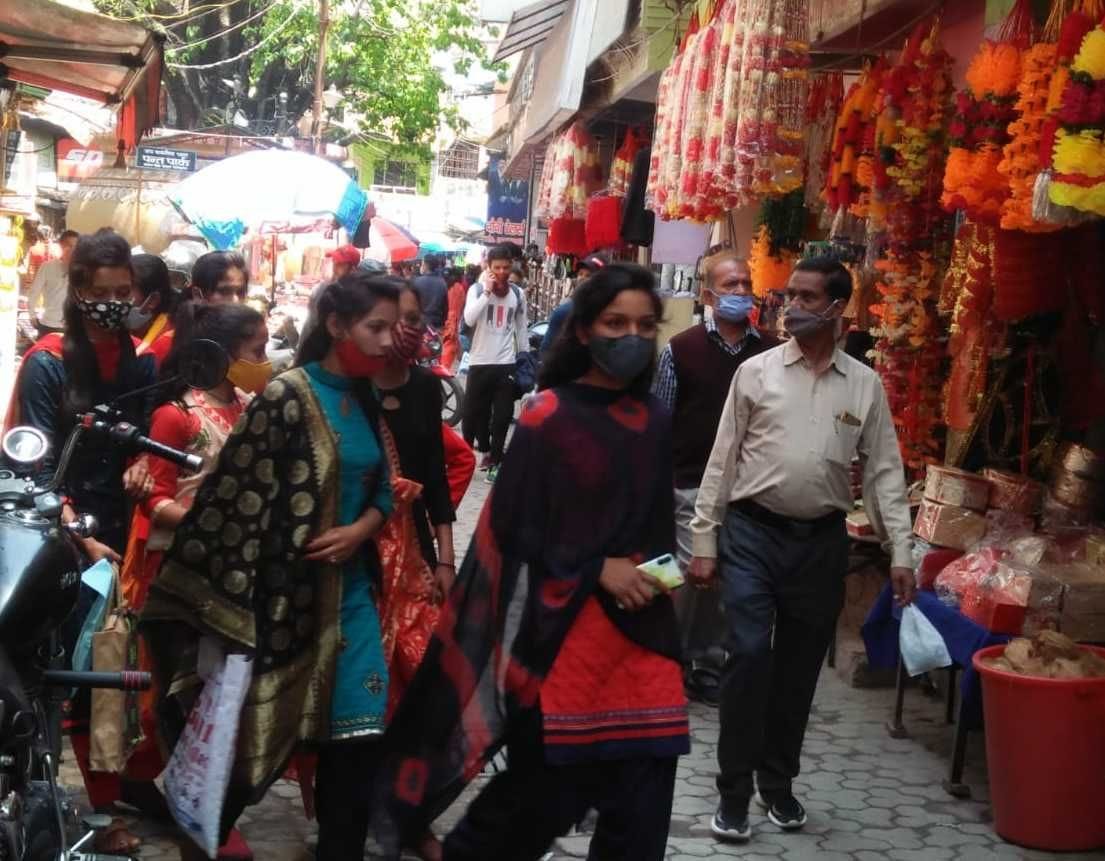 बागेश्वर बाजार में दोपहर से पहले की चहल-पहल। संवाद न्यूज एजेंसी बागेश्वर बाजार में दोपहर से पहले की चहल-पहल। संवाद न्यूज एजेंसी