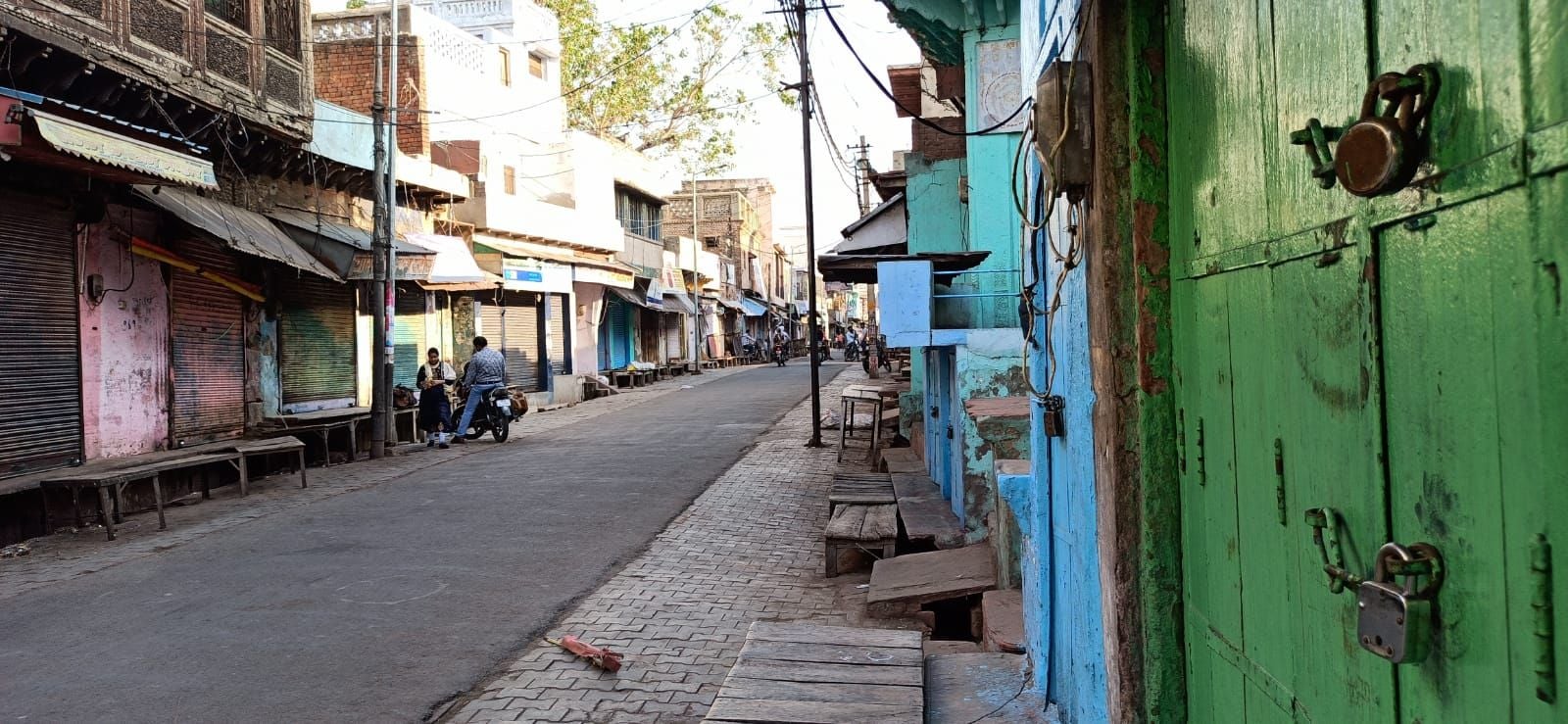 कोरोना कर्फ्यू की वजह से सादाबाद के मुख्य बाजार में दोपहर को पसरा सन्नाटा।
