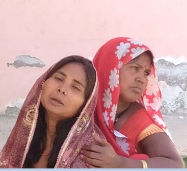 दुर्घटना में पति की मौत के बाद सीएचसी पर रोती पत्नी सुदामा। दुर्घटना में पति की मौत के बाद सीएचसी पर रोती पत्नी सुदामा।