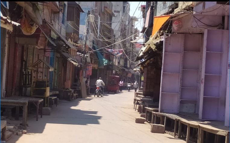कोरोना कर्फ्यू के दौरान बाजार में पसरा सन्नाटा। 