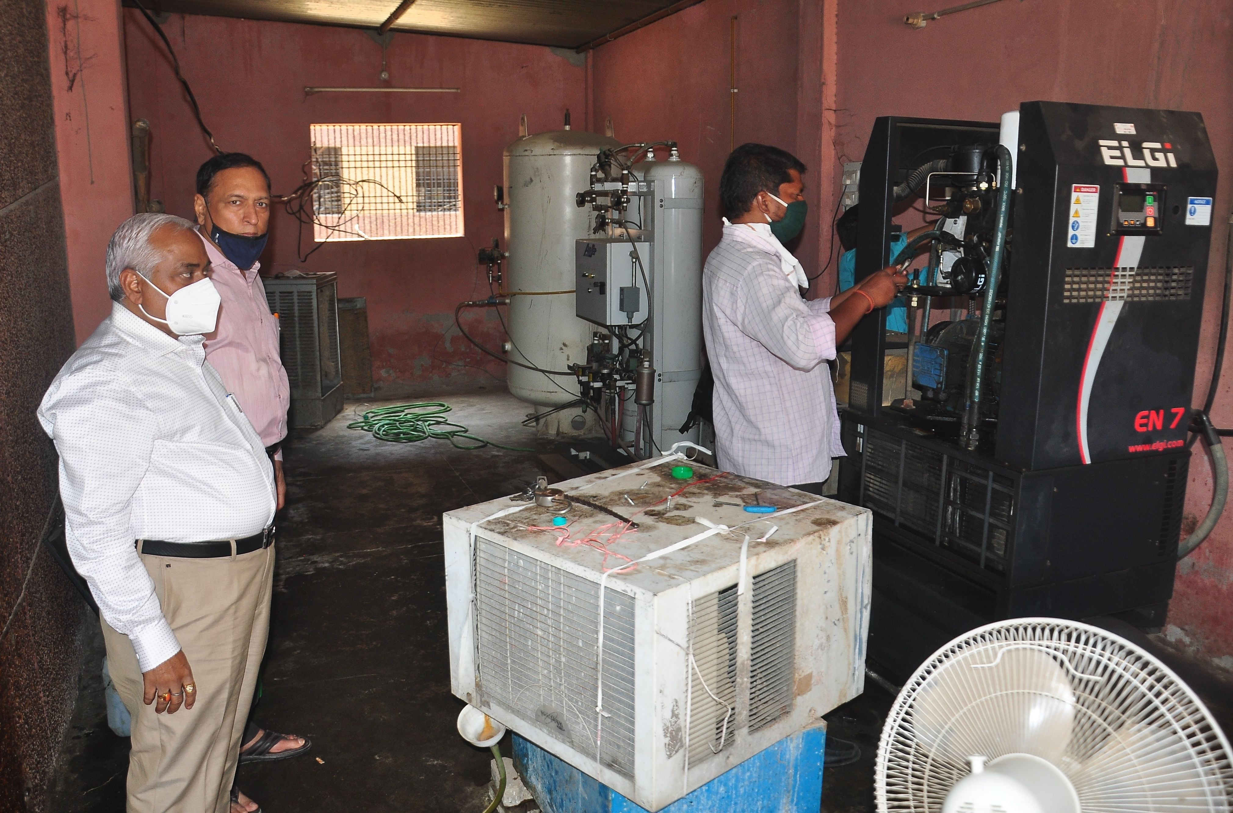 जिला अस्पताल में खराब हुए आक्सीजन प्लांट को बनाते मकैनिक।