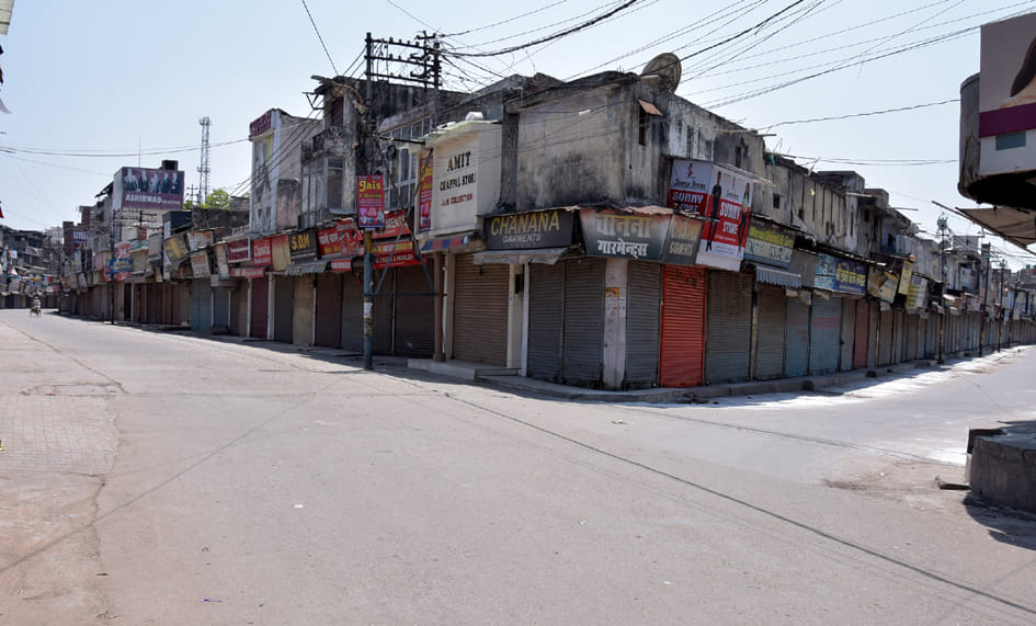कोरोना कर्फ्यू के चलते नक्खासा बाजार व नेहरू मार्केट में पसरा सन्नाटा कोरोना कर्फ्यू के चलते नक्खासा बाजार व नेहरू मार्केट में पसरा सन्नाटा