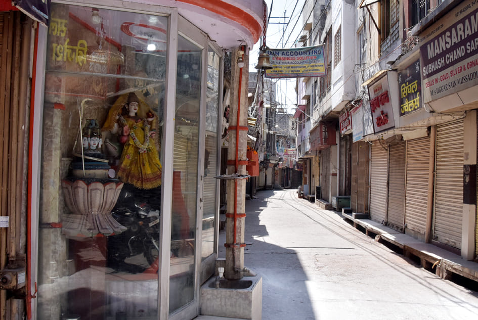 कोरोना कर्फ्यू के चलते सर्राफा बाजार व मन्दिर में पसरा सन्नाटा कोरोना कर्फ्यू के चलते सर्राफा बाजार व मन्दिर में पसरा सन्नाटा