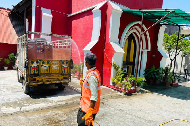 धार्मिक स्थलों को सैनेटाइज करते निगम कर्मचारी