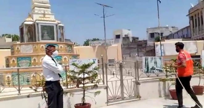 धार्मिक स्थलों को सैनेटाइज करते निगम कर्मचारी