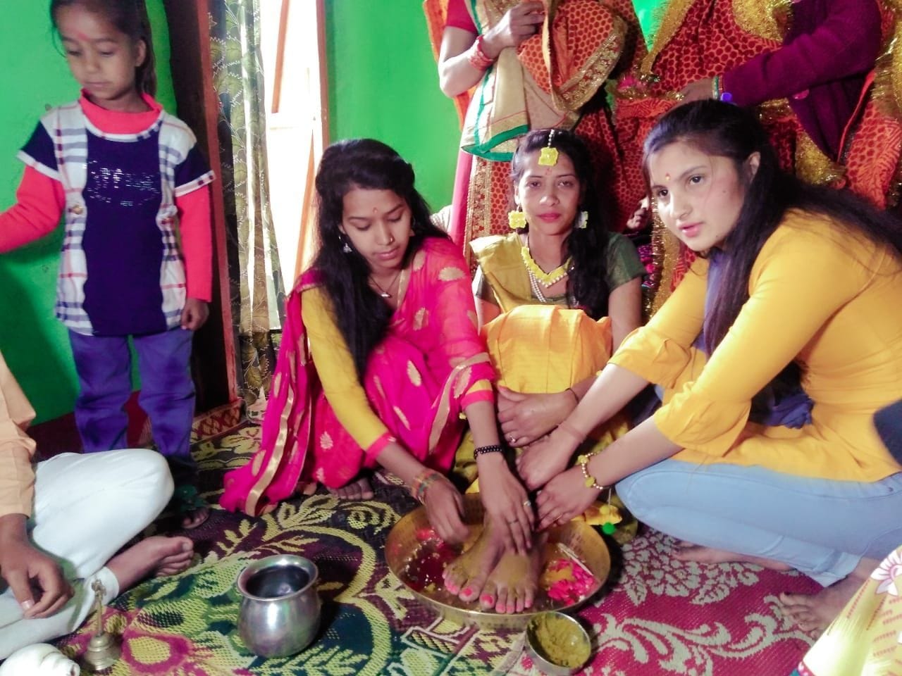 जैंती तहसील के कांडे गांव में दूल्हन मंजू को हल्दी लगाते परिजन और अन्य। जैंती तहसील के कांडे गांव में दूल्हन मंजू को हल्दी लगाते परिजन और अन्य।