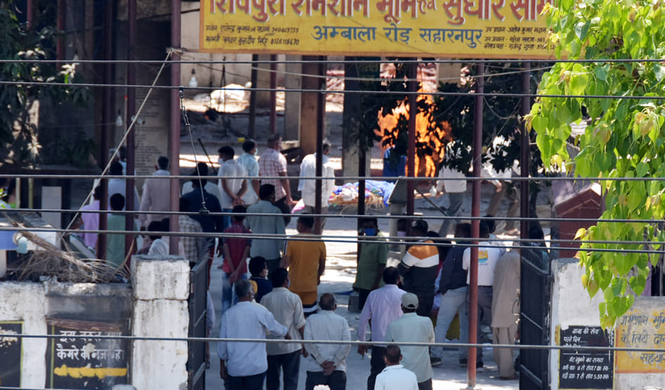 शर।वपुरी शमशान घाट में जलते शव और दाह संस्कार के लिये लाइन में लगे शव शर।वपुरी शमशान घाट में जलते शव और दाह संस्कार के लिये लाइन में लगे शव