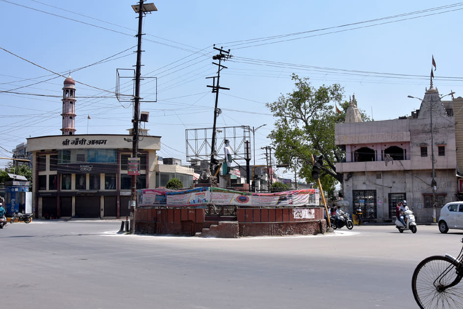 कोरोना कर्फ्यू के चलते घंटाघर पर पसरा सन्नाटा कोरोना कर्फ्यू के चलते घंटाघर पर पसरा सन्नाटा