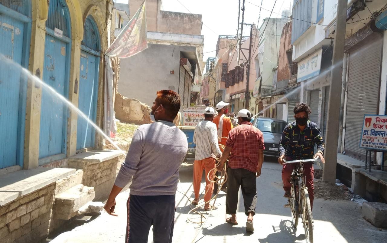 रामपुर मनिहारान में मुहल्ले को सैनिटाइज करते नगर पंचायत कर्मचारी रामपुर मनिहारान में मुहल्ले को सैनिटाइज करते नगर पंचायत कर्मचारी