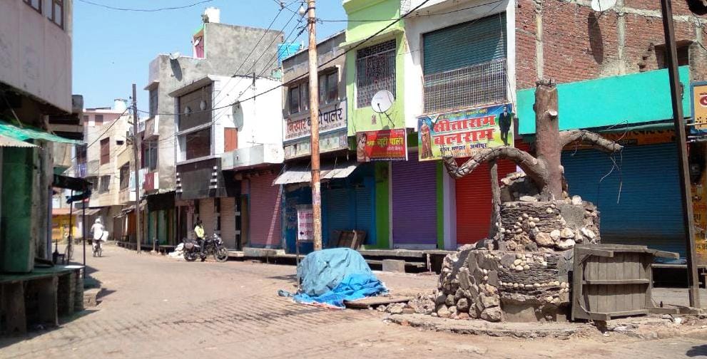 कासगंज के अमांपुर में सप्ताहांत के दौरान बंद बाजार। कासगंज के अमांपुर में सप्ताहांत के दौरान बंद बाजार।