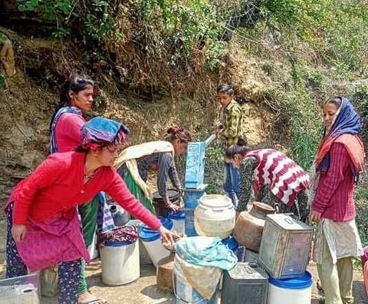 कठपुड़ियाछीना के असों गांव में हैंडपंप पर पानी भरने को एकत्र महिलाएं। संवाद न्यूज एजेंसी कठपुड़ियाछीना के असों गांव में हैंडपंप पर पानी भरने को एकत्र महिलाएं। संवाद न्यूज एजेंसी