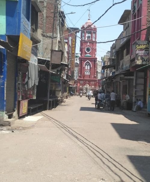कोरोना कर्फ्यू: शहर के घंटाघर बाजार में सन्नाटा पसरा हुआ। संवाद कोरोना कर्फ्यू: शहर के घंटाघर बाजार में सन्नाटा पसरा हुआ। संवाद