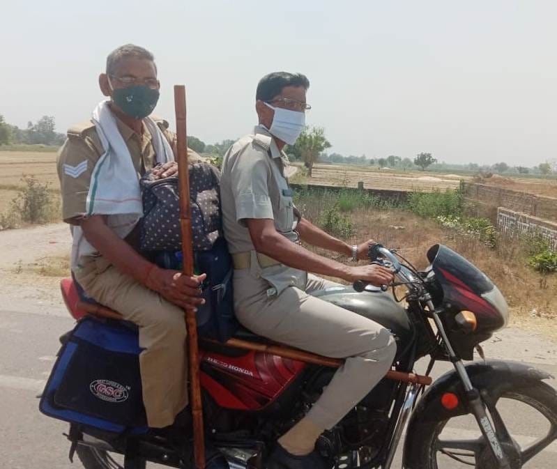 कासगंज में बाइक से चुनाव ड्यूटी पर रवाना होते पुलिसकर्मी कासगंज में बाइक से चुनाव ड्यूटी पर रवाना होते पुलिसकर्मी