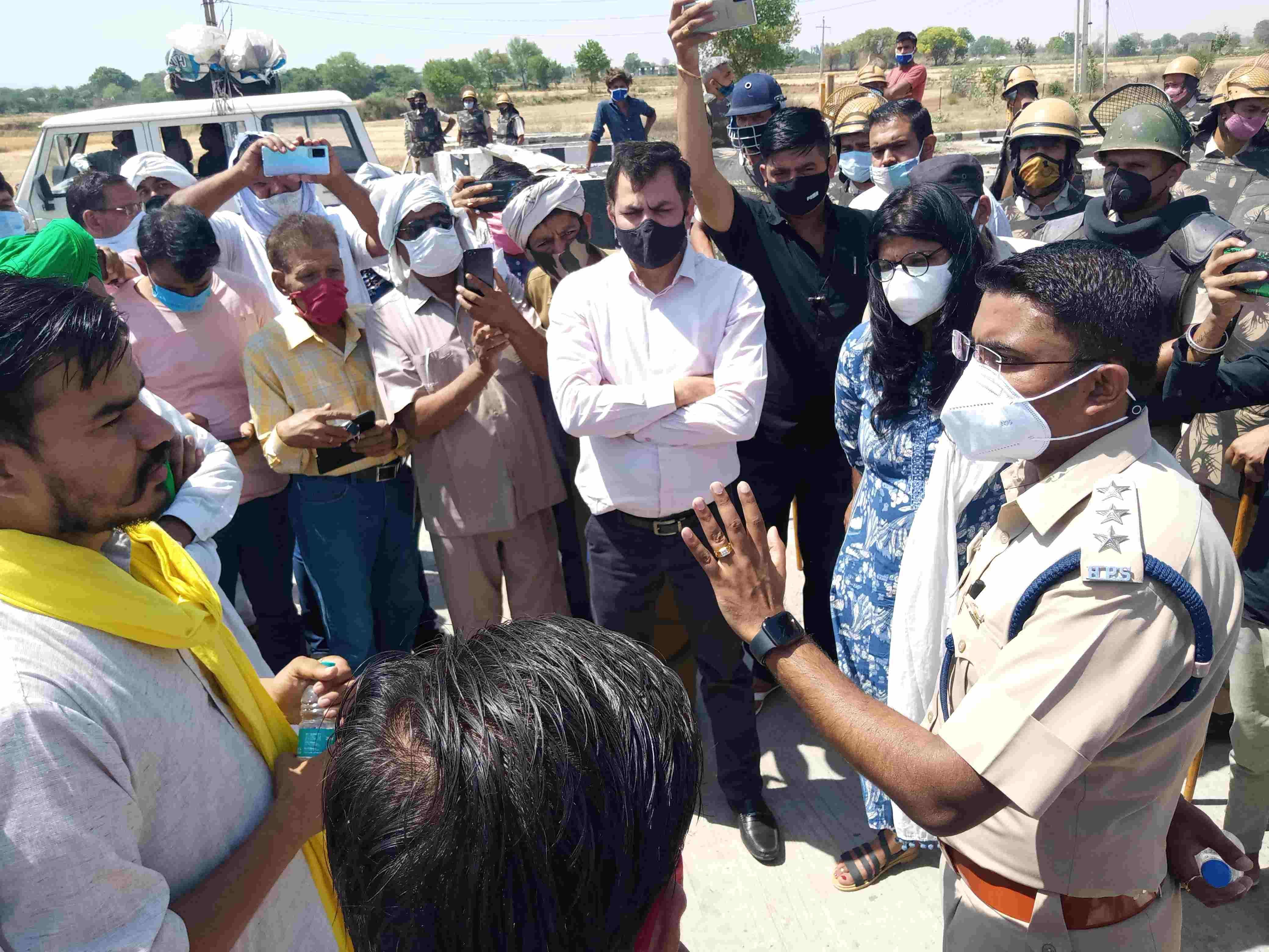 केएमपी पर टोल प्लाजा फ्री कराने पहुंचे किसान नेता अभिमन्यु कोहाड़ से बातचीत करता पुलिस अधिकारी। केएमपी पर टोल प्लाजा फ्री कराने पहुंचे किसान नेता अभिमन्यु कोहाड़ से बातचीत करता पुलिस अधिकारी।