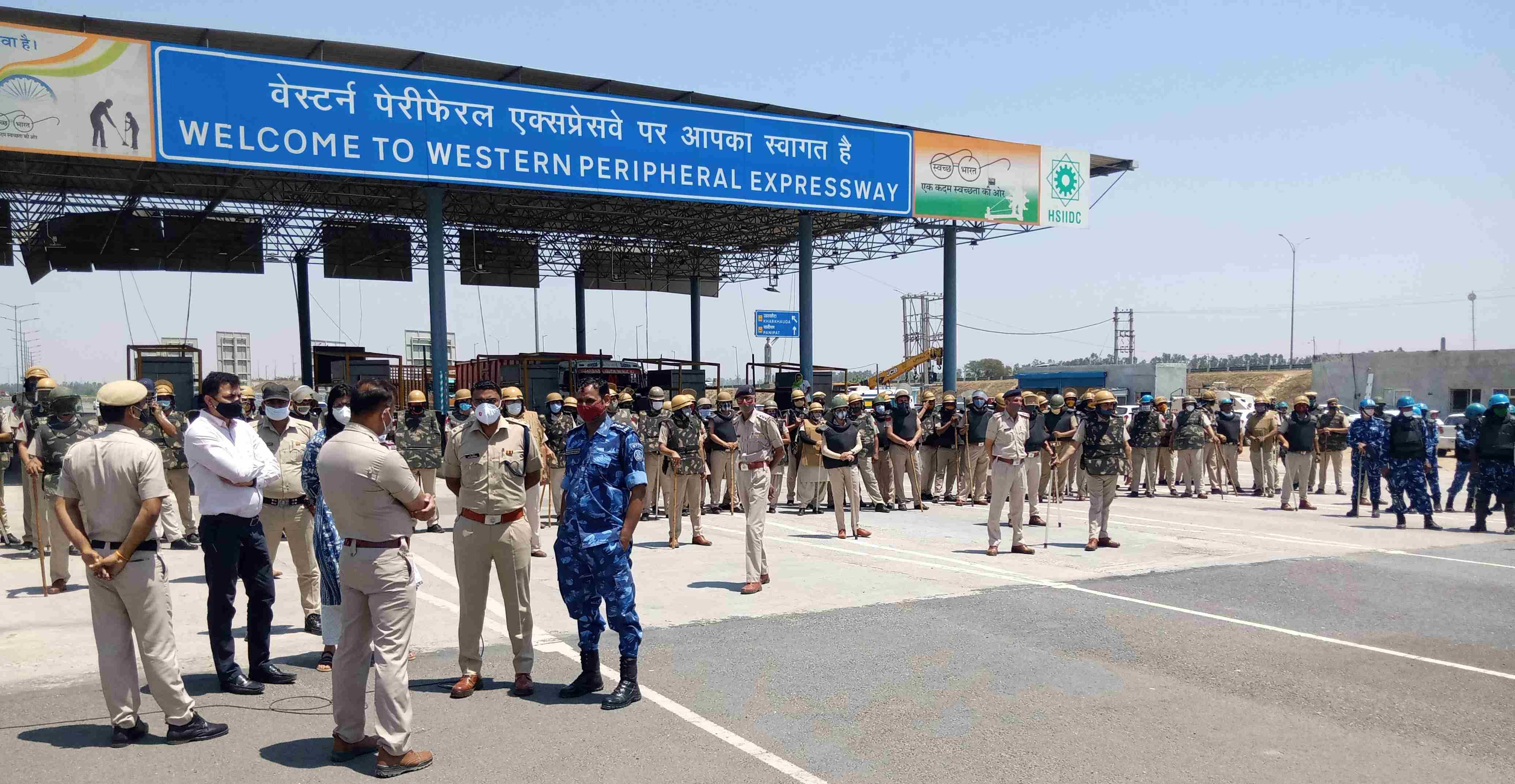 केएमपी के मुख्य टोल प्लाजा पर मौजूद भारी पुलिस व अर्द्धसैनिक बल केएमपी के मुख्य टोल प्लाजा पर मौजूद भारी पुलिस व अर्द्धसैनिक बल