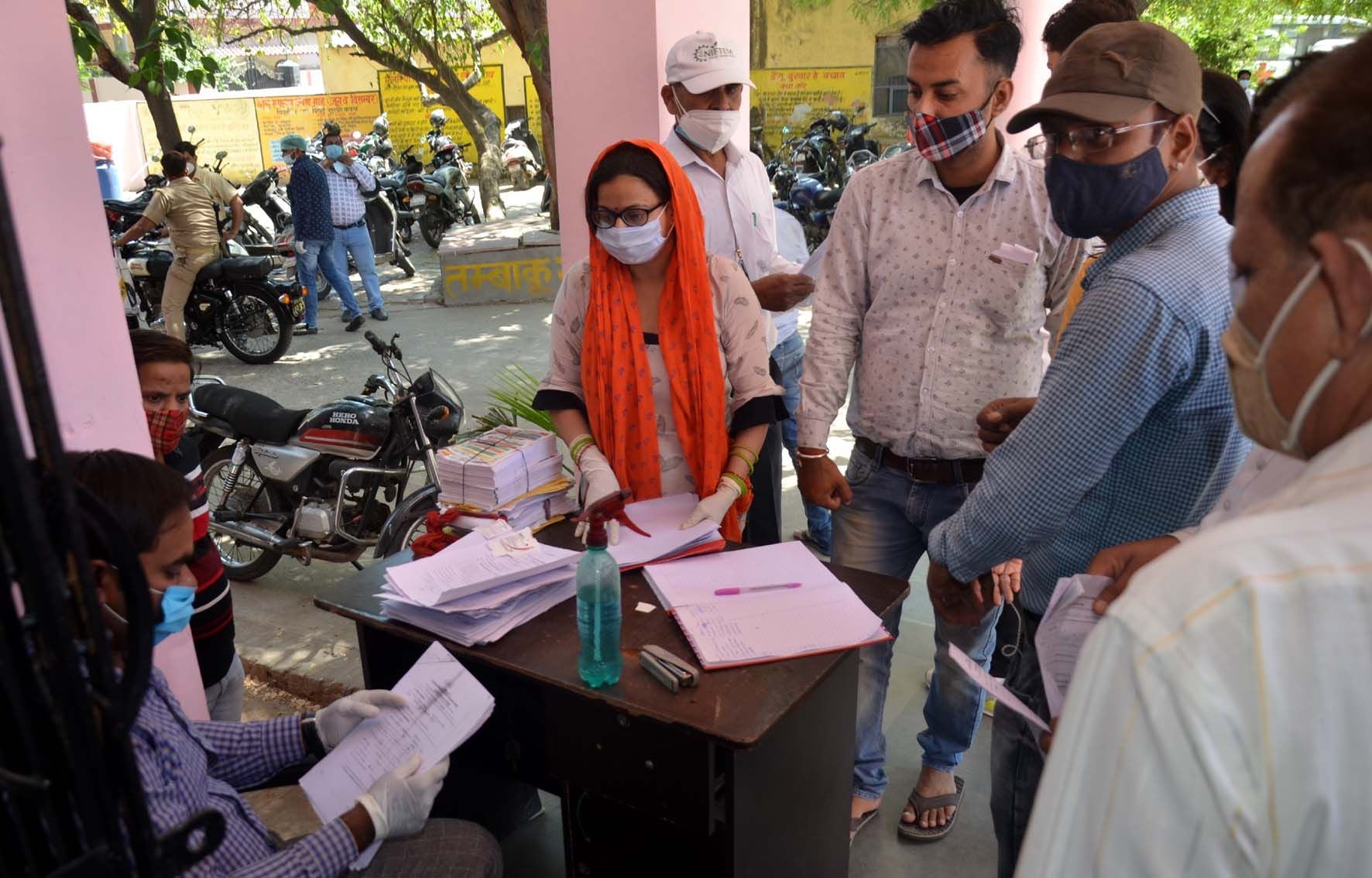 सीएमओ कार्यालय पर रेमडेसिविर इंजेक्शन को लेकर लगी भीड़। सीएमओ कार्यालय पर रेमडेसिविर इंजेक्शन को लेकर लगी भीड़।