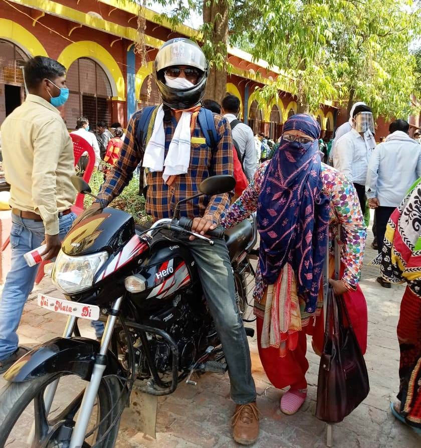 कासगंज के श्रीगणेश इंटर कॉलेज में चुनाव ड्यूटी में लगी दिव्यांग महिला कर्मी बाइक से अपने ड्यूटी ? कासगंज के श्रीगणेश इंटर कॉलेज में चुनाव ड्यूटी में लगी दिव्यांग महिला कर्मी बाइक से अपने ड्यूटी ?
