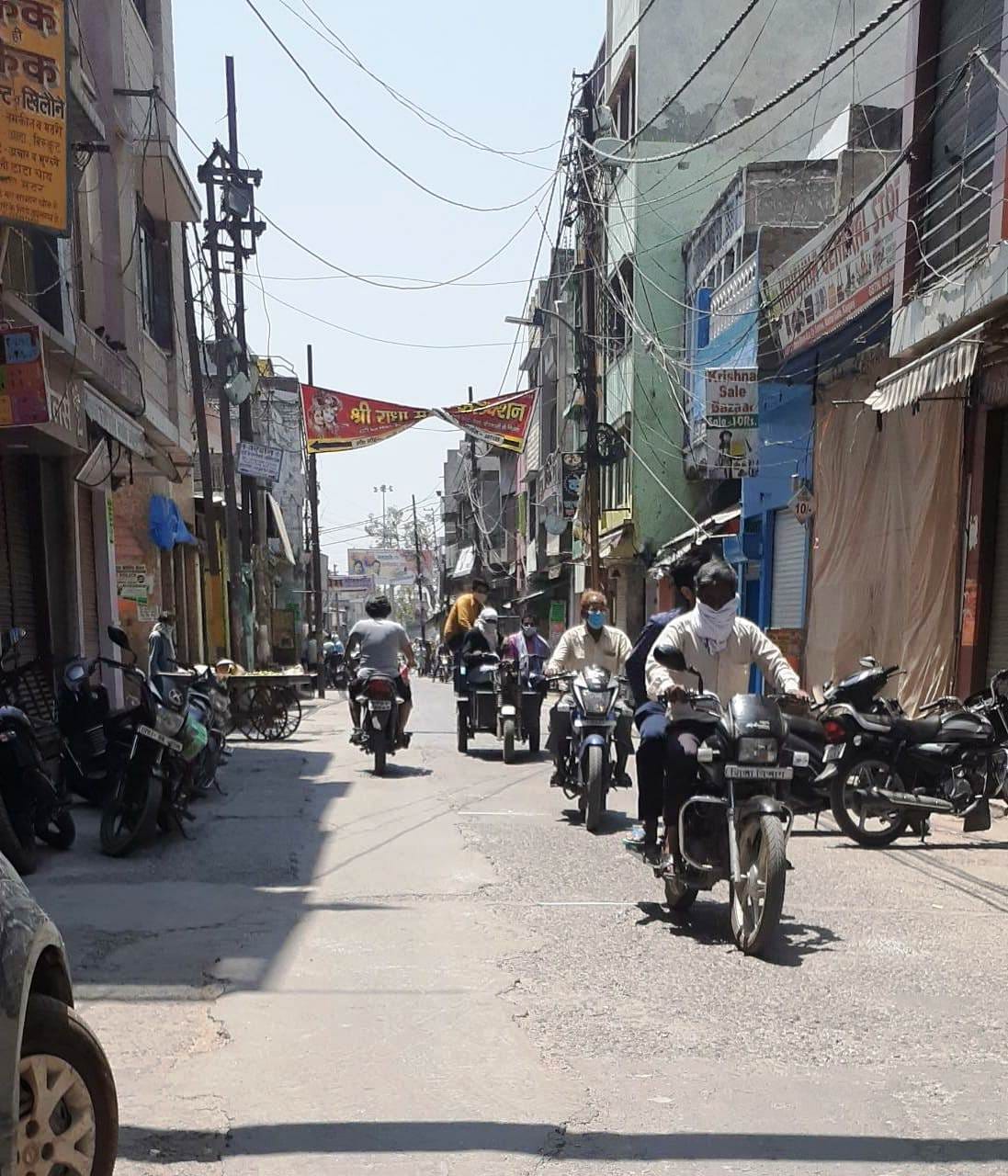 कासगंज के नदरई गेट बाजार में सप्ताहांत कर्फ्यू में आवाजाही करते लोग। कासगंज के नदरई गेट बाजार में सप्ताहांत कर्फ्यू में आवाजाही करते लोग।