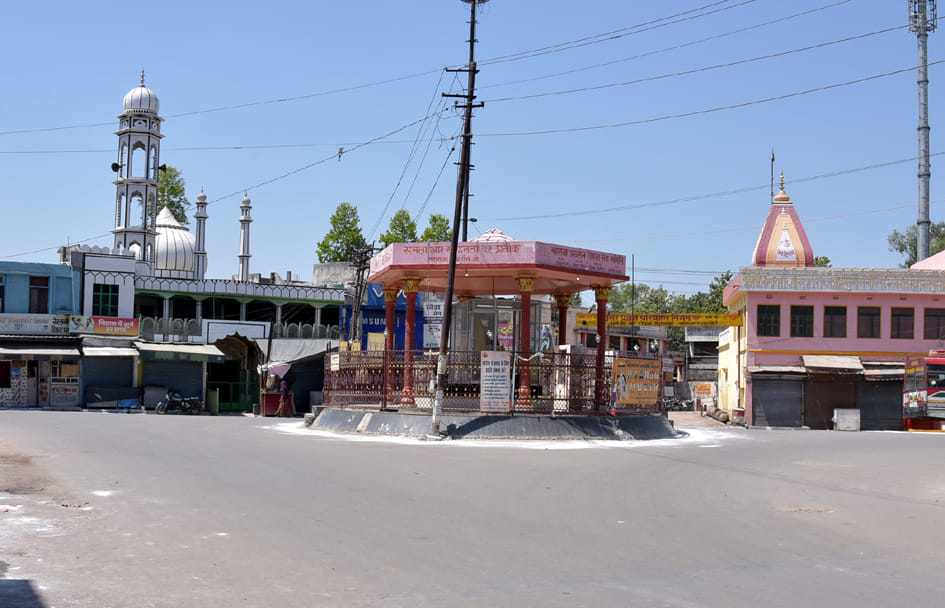 कोरोना कर्फ्यू के चलते अग्रसैन चौक पर पसरा सन्नाटा कोरोना कर्फ्यू के चलते अग्रसैन चौक पर पसरा सन्नाटा