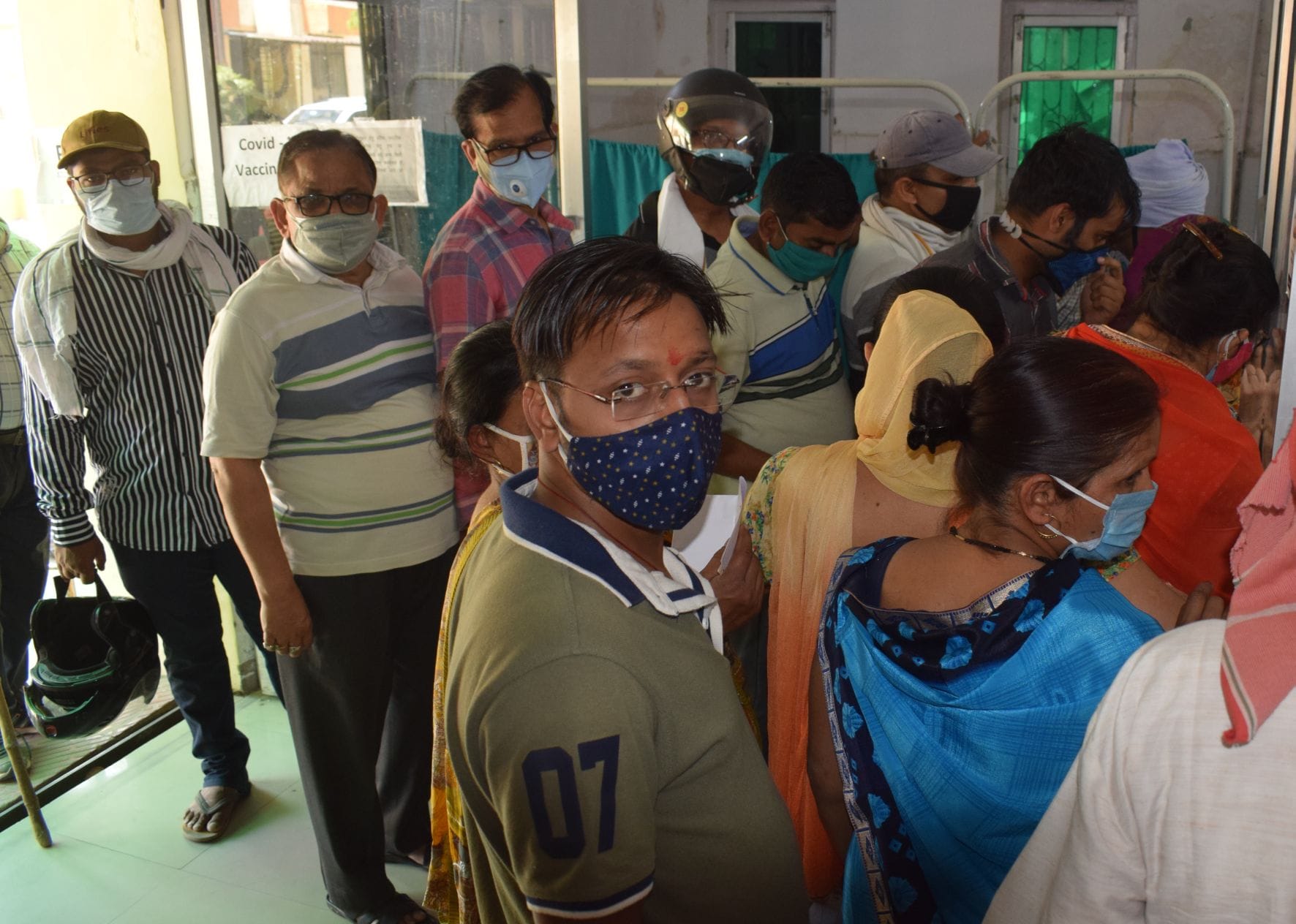 जिला अस्पताल में कोरोना की जांच कराने के लिए लगी लाइन जिला अस्पताल में कोरोना की जांच कराने के लिए लगी लाइन