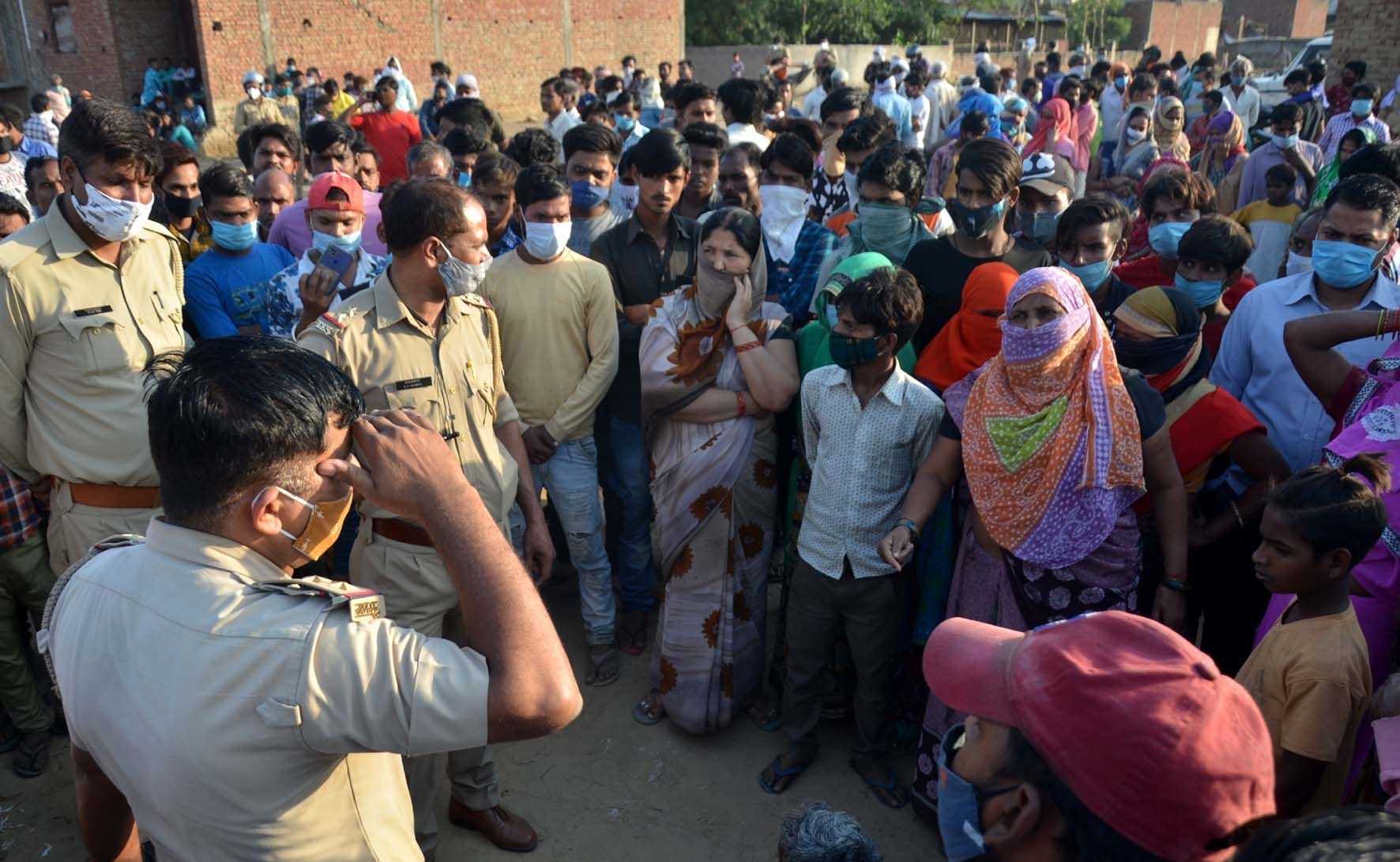 विशाल कीहत्या के बादकबीर नगर में हंगामा करते लोगो को समझाते पुलिस कर्मी। विशाल कीहत्या के बादकबीर नगर में हंगामा करते लोगो को समझाते पुलिस कर्मी।