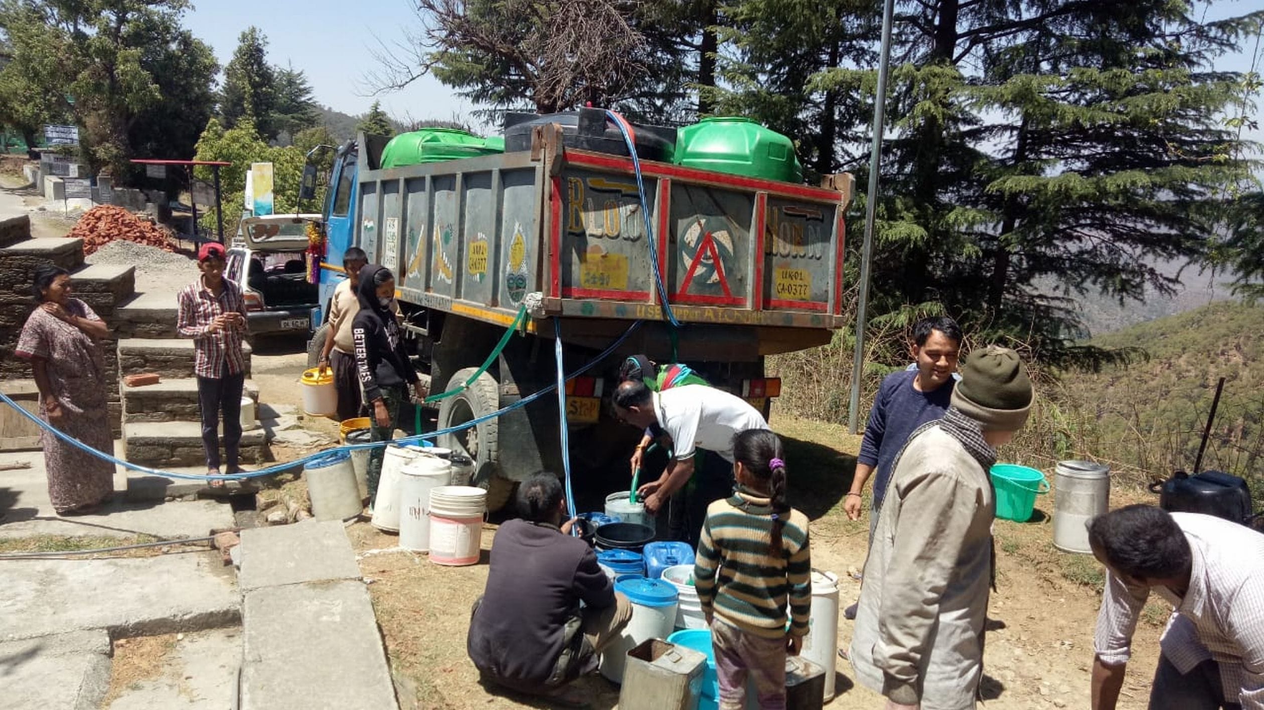 लमगड़ा ब्लाक के जलना में टैंकर से पानी भरते ग्रामीण। लमगड़ा ब्लाक के जलना में टैंकर से पानी भरते ग्रामीण।