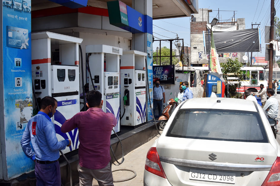 कोरोना कर्फ्यू के चलते घंटाघर पर खुला पेट्रोल पंप कोरोना कर्फ्यू के चलते घंटाघर पर खुला पेट्रोल पंप