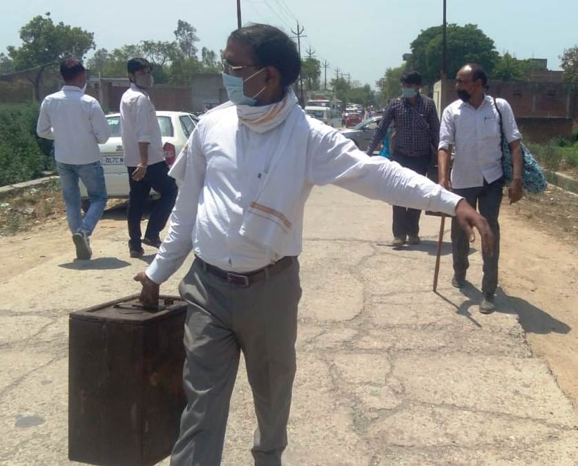 कासगंज पटियाली में मतपेटिका लेकर जाता मतदान कर्मी कासगंज पटियाली में मतपेटिका लेकर जाता मतदान कर्मी