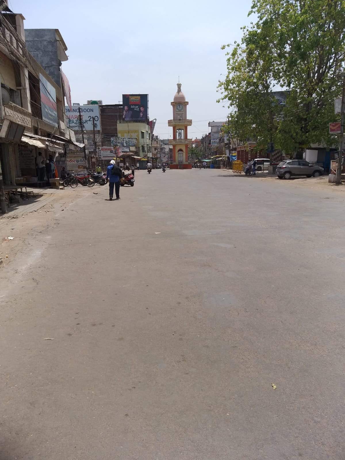 दिन भर व्यस्त रहने वाले घंटाघर चौराहे पर लॉकडाउन में पसरा रहा सन्नाटा।