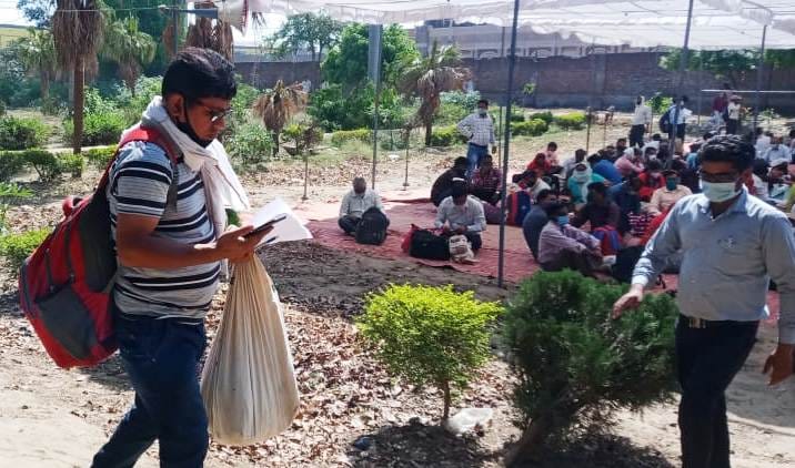 कासगंज में मतदान सामग्री लेकर जाता कर्मी कासगंज में मतदान सामग्री लेकर जाता कर्मी