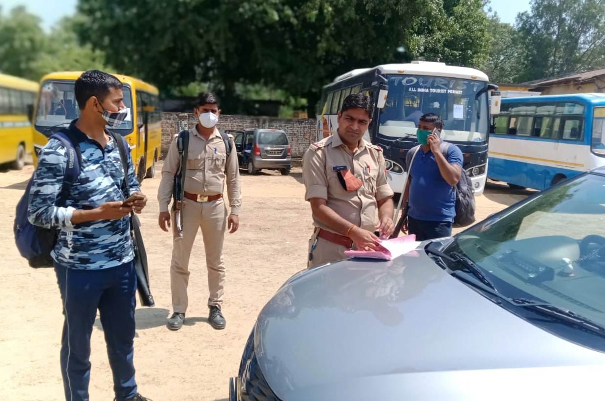 कासगंज में त्रिस्तरीय पंचायत चुनाव के लिए ड्यूटी पर जाने के लिए तैयारी करते पुलिसकर्मी कासगंज में त्रिस्तरीय पंचायत चुनाव के लिए ड्यूटी पर जाने के लिए तैयारी करते पुलिसकर्मी