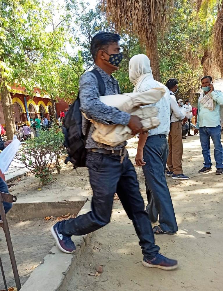कासगंज में त्रिस्तरीय पंचायत चुनाव के लिए काउंटर से मतपत्र लेकर जाता मतदान कर्मी कासगंज में त्रिस्तरीय पंचायत चुनाव के लिए काउंटर से मतपत्र लेकर जाता मतदान कर्मी