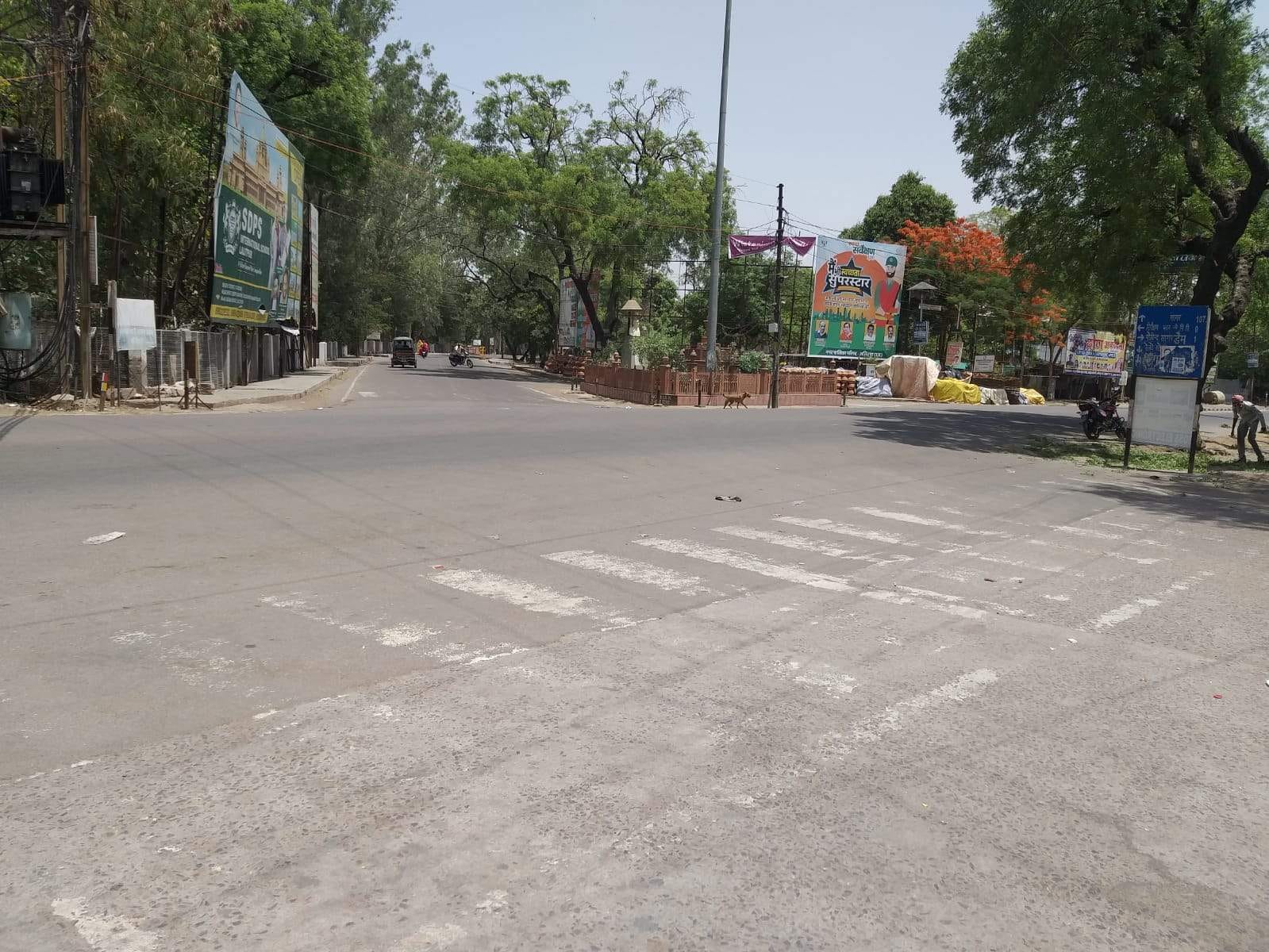 लॉकडाउन में सुनसान वर्णी चौराहा।