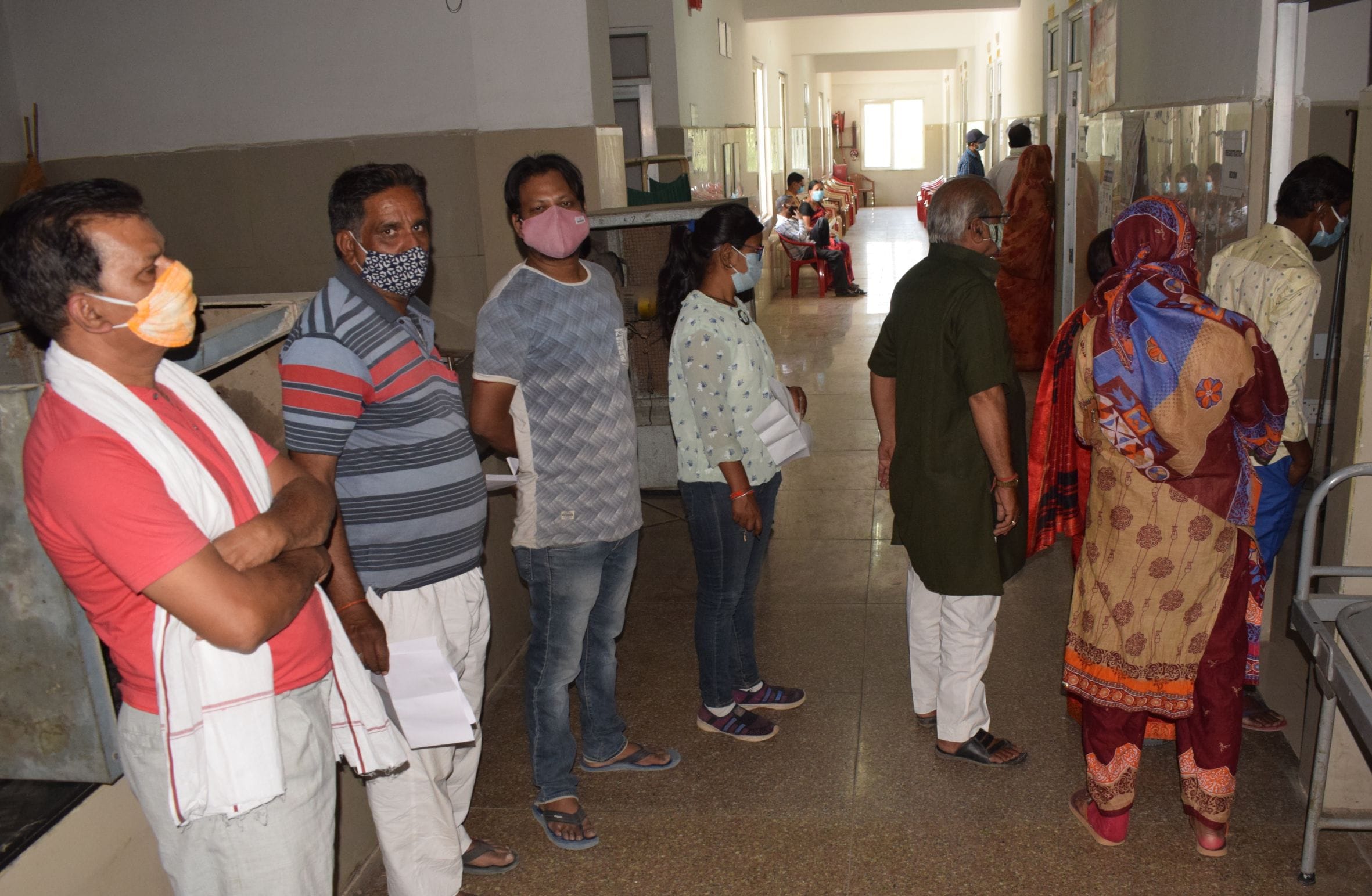 फोटो-5- टीका लगवाने के लिए अपनी बारी का इंतजाम करते लोग। संवाद फोटो-5- टीका लगवाने के लिए अपनी बारी का इंतजाम करते लोग। संवाद