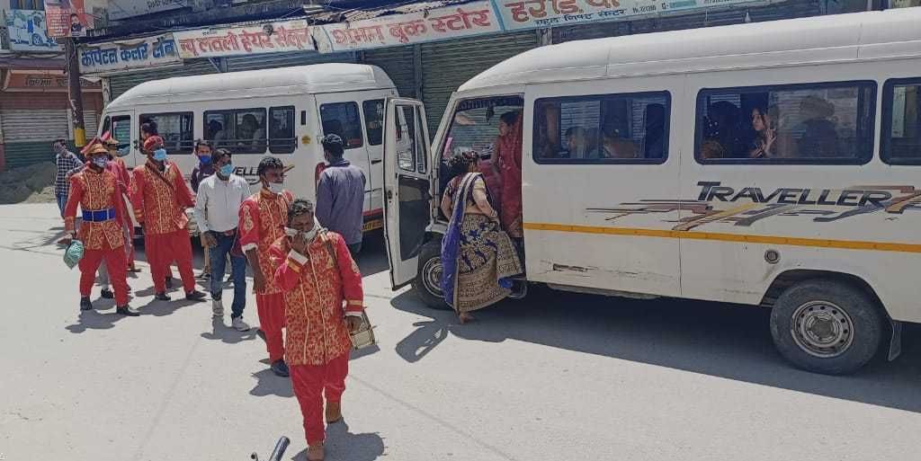 बागेश्वर में कर्फ्यू के दौरान बारात में जाते बैंड बाजा वाले। संवाद न्यूज एजेंसी