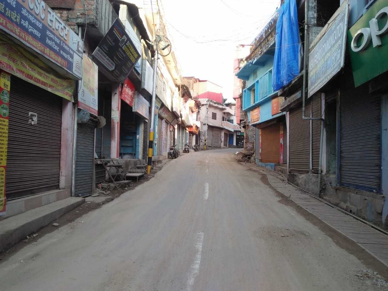बागेश्वर में कोविड कर्फ्यू के दौरान बंद दुकानें। संवाद न्यूज एजेंसी
